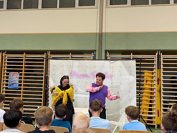 "Pension Schöller": Das Lastkrafttheater in unserer Schule